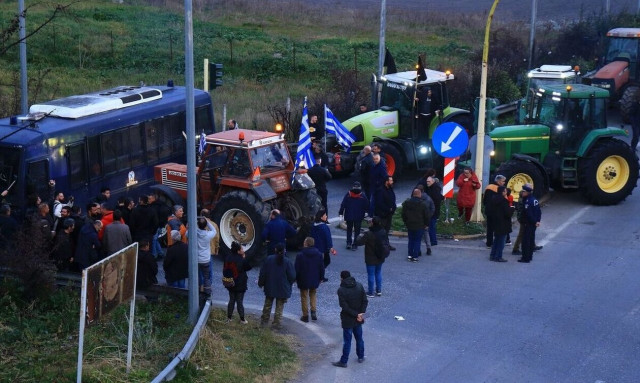 Αγρότες: Τι περιμένουν από τον πρωθυπουργό - Συνεχίζονται τα μπλόκα σε όλη τη χώρα