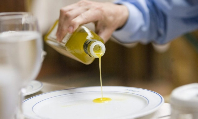 Ελαιόλαδο: «Πάγωσαν» όταν είδαν το αποτέλεσμα της ανάλυσης - Το αγόρασαν στον Βόλο με 6 ευρώ/λίτρο