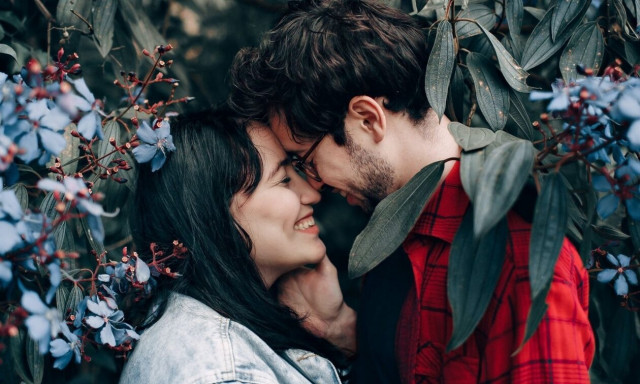 Ο έρωτας από τα dating apps στα γραφεία γνωριμιών