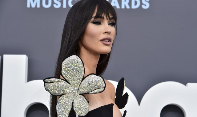 Μέγκαν Φοξ: Οι εντυπωσιακές φωτογραφίες της με ροζ μαλλιά στο Instagram