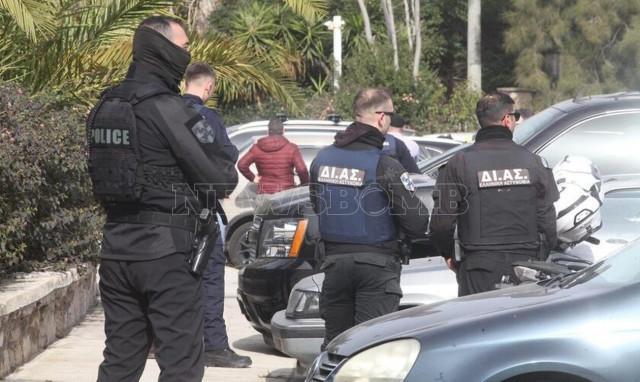 Μακελειό στη Γλυφάδα - Δημογλίδου: «Ο δράστης μάλλον είχε αυτοπυροβοληθεί στο κεφάλι»