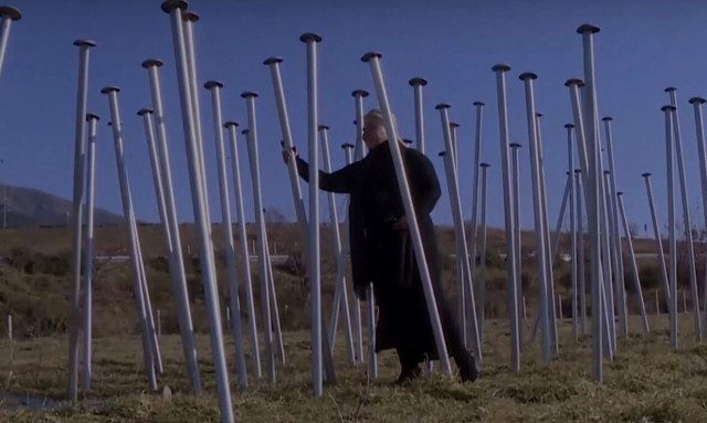 Τέμπη: Συγκινεί η μητέρα της Κλαούντια - Αγγίζει το καρφί και μονολογεί «Αυτό είναι το παιδί μου»