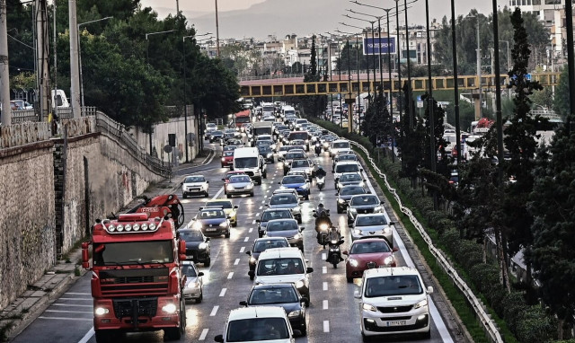 Κίνηση στους δρόμους της Αττικής: «Χάος» στον Κηφισό, την Κηφισίας και την Ποσειδώνος