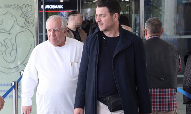 Γιώργος Αγγελόπουλος: Συγκινημένος έξω από το μαιευτήριο