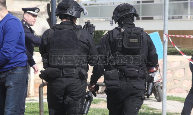 Γλυφάδα: Φωτογραφίες από το σημείο της ένοπλης επίθεσης – Ταμπουρωμένος ο δράστης