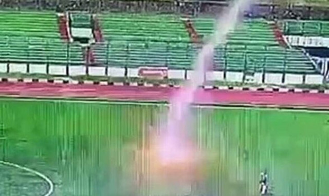 Ινδονησία: Νεκρός ποδοσφαιριστής μετά από χτύπημα κεραυνού την ώρα του αγώνα