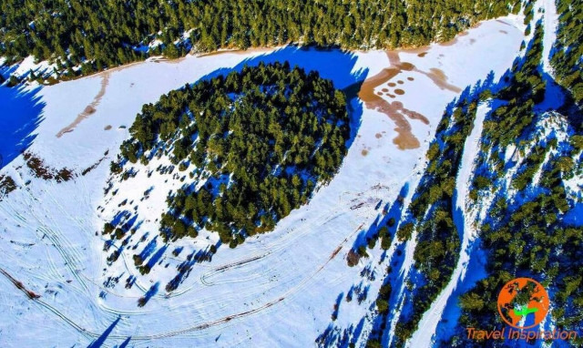 Εντυπωσιακές χιονισμένες εικόνες από τη μαγική Λίμνη Δασίου δύο ώρες από την Αθήνα