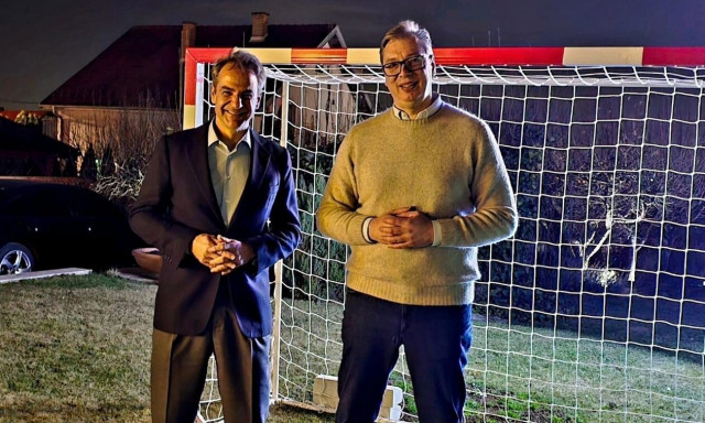 Μεγάλο φίλο της Σερβίας χαρακτήρισε ο Βούτσιτς τον πρωθυπουργό – Η φωτογραφία με την μπάλα