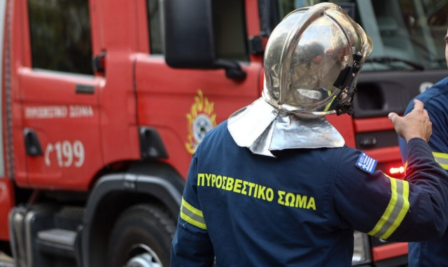 Θεσσαλονίκη: Φωτιά ξέσπασε σε τρεις βάρκες στην Καλαμαριά