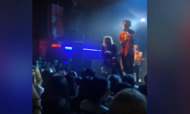 Πρόταση γάμου με… «Gucci φόρεμα» στο μαγαζί που τραγουδάει ο Πάνος Βλάχος