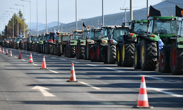 Αγροτικά μπλόκα: Συμβολικός αποκλεισμός από αγρότες και κτηνοτρόφους στους Ευζώνους
