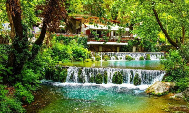 Λιβαδειά: Εξαίσια τοποθεσία με τρεχούμενα νερά, καταρράκτες και πολύ καλό φαγητό