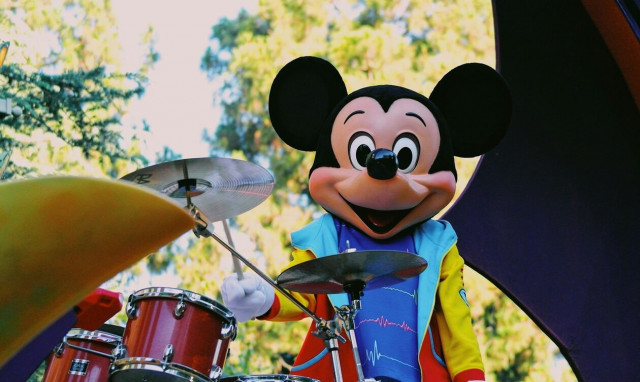 Φτιάχνουν συνδικάτο στην Disneyland ο «Μίκυ», ο «Ντόναλντ» και η «Σταχτομπούτα»