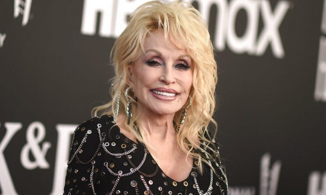 Ντόλι Πάρτον για Ελ Κινγκ που τραγούδησε μεθυσμένη στα γενέθλιά της: Περνάει δύσκολα, είναι υπέροχη»