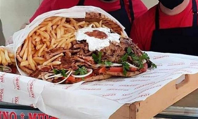 Άγιος Βαλεντίνος: Έφτιαξαν ανθοδέσμη πιτόγυρο 8,5 κιλών - «Ωραία τα τριαντάφυλλα αλλά δεν τρώγονται»