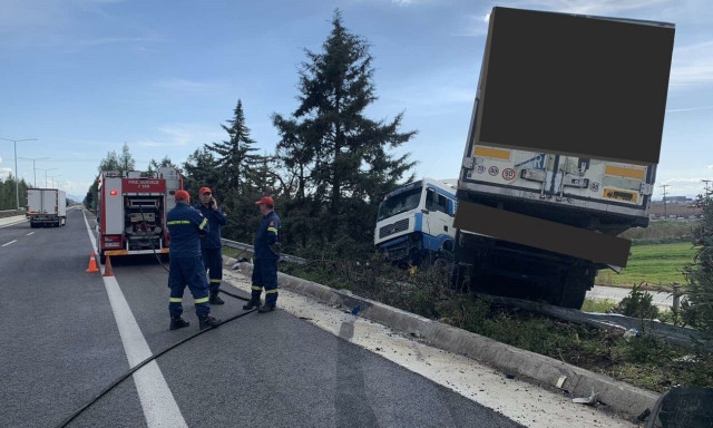 Λάρισα: Εκτροπή νταλίκας στον κόμβο της Γυρτώνης – Στο νοσοκομείο ο οδηγός