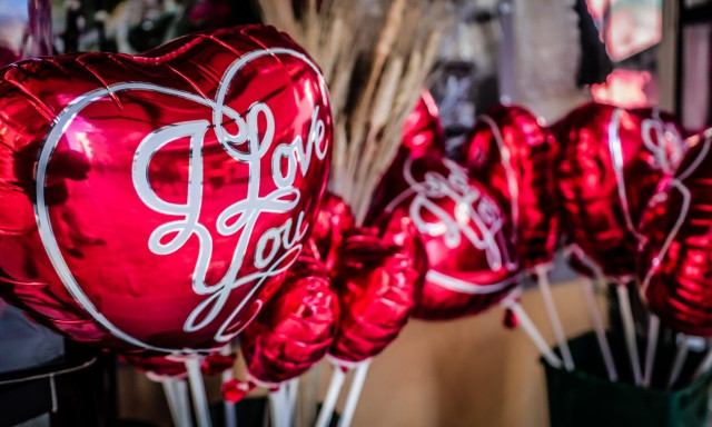 Αγίου Βαλεντίνου: Ο «Δρόμος των Ποιητών» στη Γλυφάδα γέμισε καρδιές