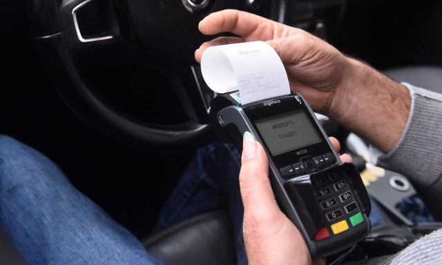 ΑΑΔΕ: Από 10.000 ευρώ το πρόστιμο για όσους δεν διασυνδέσουν POS με ταμειακές