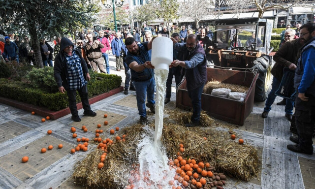 Σε δύο στρατόπεδα χωρισμένοι οι αγρότες - Το πακέτο Μητσοτάκη για αποκλιμάκωση των κινητοποιήσεων