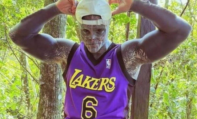 Ο άνθρωπος που έγινε «Black Alien» ξαναχτυπά: Ο λόγος που εξαφανίστηκε από το Instagram