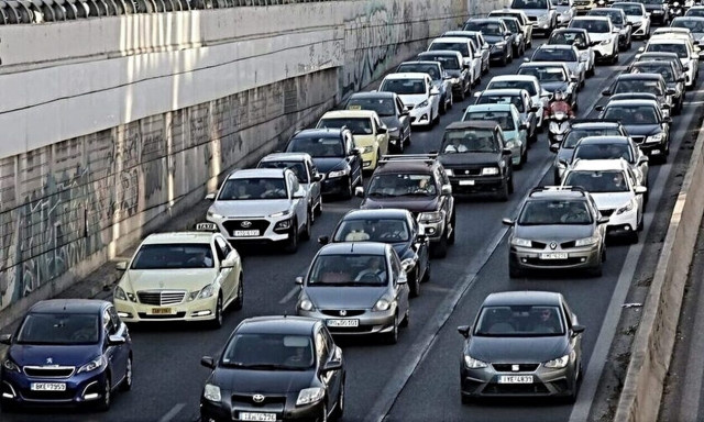 Κίνηση τώρα: Μεγάλες καθυστερήσεις σε Κηφισό και Μεσογείων – Πού εντοπίζονται προβλήματα