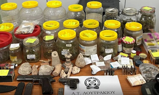 Λουτράκι: Τους έπιασαν με ναρκωτικά, όπλα, 256 κροτίδες και αρχαία