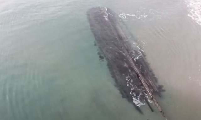 Καναδάς: Μυστηριώδες ναυάγιο που εμφανίστηκε ξαφνικά σε παραλία κινδυνεύει από σφοδρή κακοκαιρία