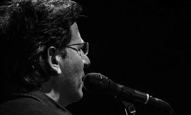 O Θανάσης Παπακωνσταντίνου ανακοινώνει το πρόγραμμα των συναυλιών του για το καλοκαίρι