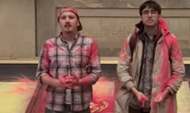 ΗΠΑ: Ακτιβιστές έριξαν ροζ σκόνη στο Σύνταγμα των ΗΠΑ, διαμαρτυρόμενοι για την κλιματική αλλαγή