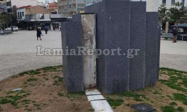 Λαμία: Κομμάτι γρανίτη λίγο έλειψε να πλακώσει παιδιά στην πλατεία Πάρκου - Βίντεο