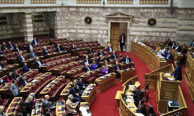 Αψιμαχία στα θεωρεία της Βουλής την ώρα που μιλούσε ο Αντώνης Σαμαράς - Παρενέβη η φρουρά