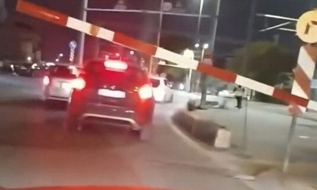 Μεταξουργείο: Απίστευτο βίντεο - Ανεβασμένη η μπάρα σε φυλασσόμενη διάβαση με το τρένο να έρχεται