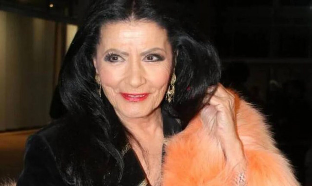 Ζωζώ Σαπουντζάκη: Μεταφέρθηκε με ασθενοφόρο στο νοσοκομείο, την κράτησαν στη ΜΕΘ