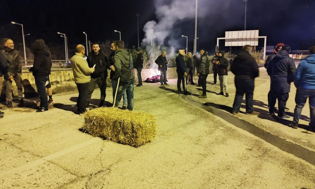 Ηγουμενίτσα: Οι αγρότες απέκλεισαν το λιμάνι - Ουρές στην Εγνατία