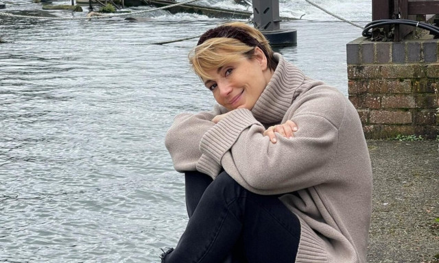 Ευδοκία Ρουμελιώτη: Αγκαλιά με τον γιο της στο κρεβάτι