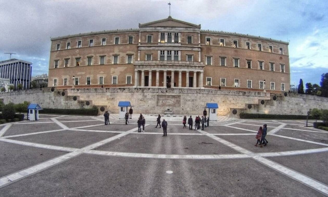 Φάρσα το τηλεφώνημα για βόμβα στη Βούλη