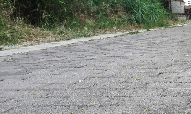 Θεσσαλονίκη: Έκλεψαν από αποθήκη... 30 πλάκες πεζοδρομίου και τις φόρτωσαν σε τρέιλερ