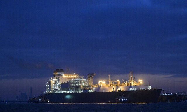 Αλεξανδρούπολη: Κατέφθασε το πρώτο φορτίο LNG – Δοκιμαστικοί έλεγχοι στο FSRU
