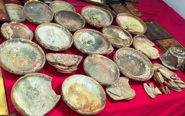 Χειροπέδες σε 70χρονη - Έκρυβε δεκάδες αρχαία αντικείμενα, εικόνες και όπλα