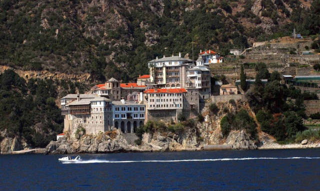 Μονή Γρηγορίου Αγίου Όρους για ομόφυλα ζευγάρια: Ο Χριστός ξανασταυρώνεται στη Βουλή