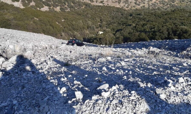 Λάρισα: Αυτοκίνητo έκανε «βουτιά» σε γκρεμό - Απίστευτες εικόνες
