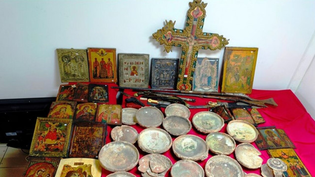 Θεσσαλονίκη: 70χρονη έκρυβε γιαταγάνι, καριοφίλια και αρχαιότητες από την Ελληνιστική περίοδο