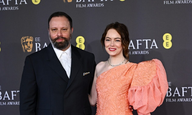 Γιώργος Λάνθιμος: Η άφιξη του σκηνοθέτη και της Έμα Στόουν στην τελετή απονομής των BAFTA