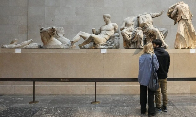 Οργή για την επίδειξη μόδας στο Βρετανικό Μουσείο, δίπλα στα Γλυπτά του Παρθενώνα