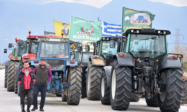 Farmers heading to Athens with tractors, buses