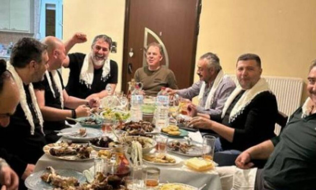 Ο Μπισμπίκης γλέντησε με φίλους στα Ανώγεια – Σαρίκια, ρακή, αντικρυστό και… γελαστά πρόσωπα!