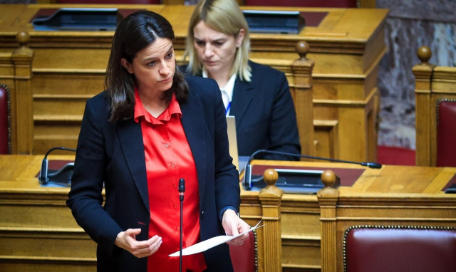 Κεραμέως: Διέταξε έλεγχο για το καθεστώς εργασίας του πατέρα της οικογένειας παλαιοχριστιανών