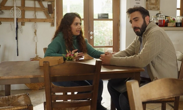 Γη της ελιάς - Spoiler: Ο Στάθης βλέπει την Αριάδνη με τον Χρήστο - Ισίδωρος και Τζον επιστρέφουν