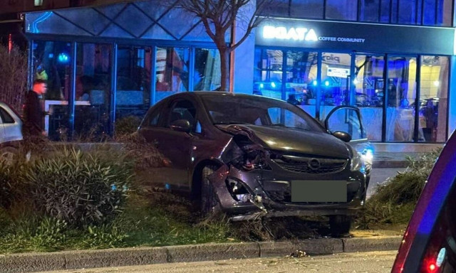 «Τρελή» πορεία αυτοκινήτου στην Λάρισα: «Καβάλησε» πεζοδρόμιο και «καρφώθηκε» σε δέντρο