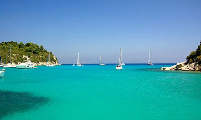 Λάκκα: Ταξίδι στο απέραντο γαλάζιο ενός υπέροχου νησιού